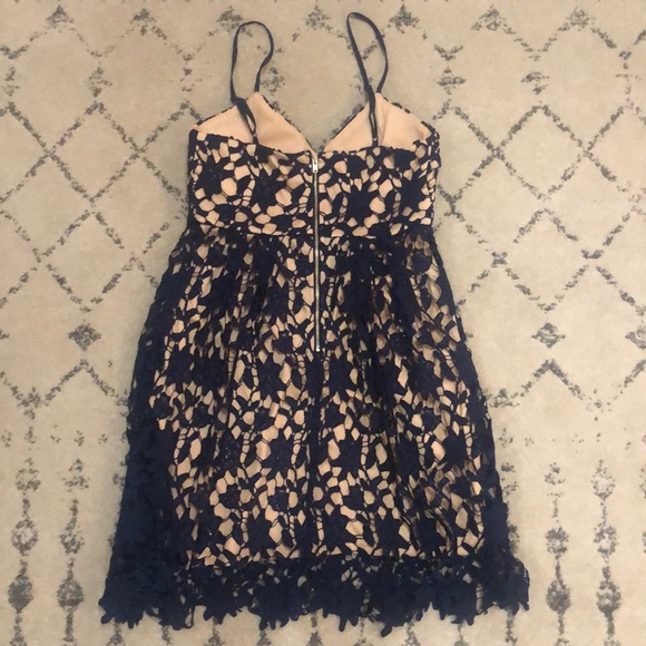 Beautiful lace dress - Picture 2 of 3